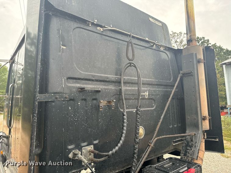 image for item DX1352 1996 Volvo WIA semi truck