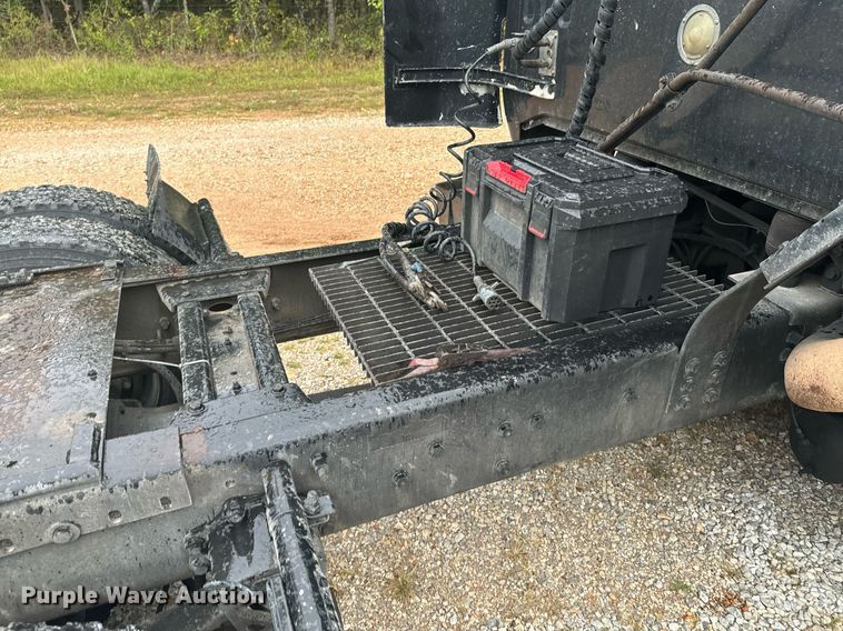 image for item DX1352 1996 Volvo WIA semi truck