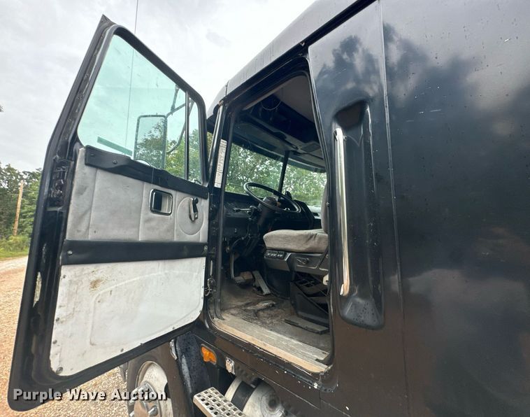 image for item DX1352 1996 Volvo WIA semi truck