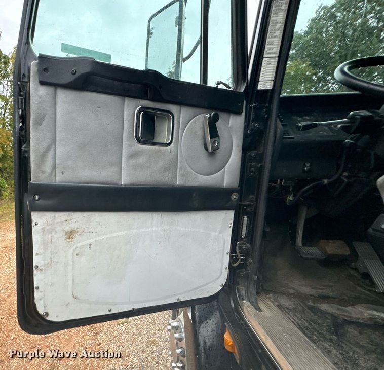 image for item DX1352 1996 Volvo WIA semi truck