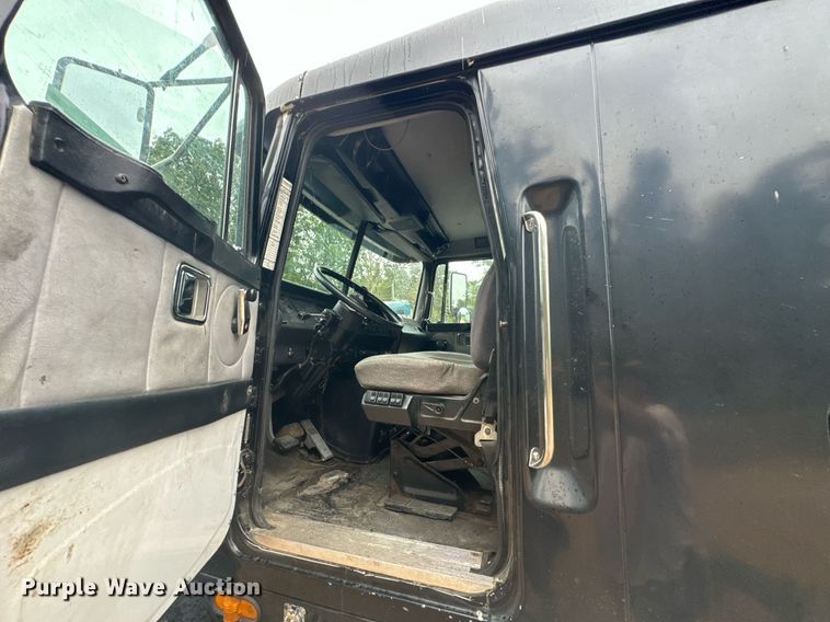 image for item DX1352 1996 Volvo WIA semi truck