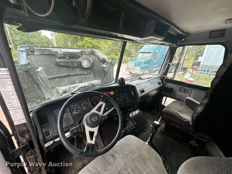 image for item DX1352 1996 Volvo WIA semi truck
