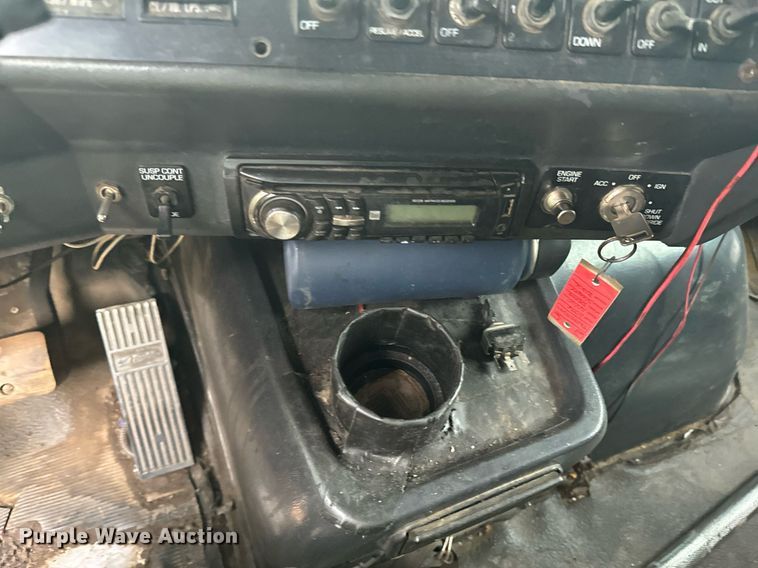 image for item DX1352 1996 Volvo WIA semi truck