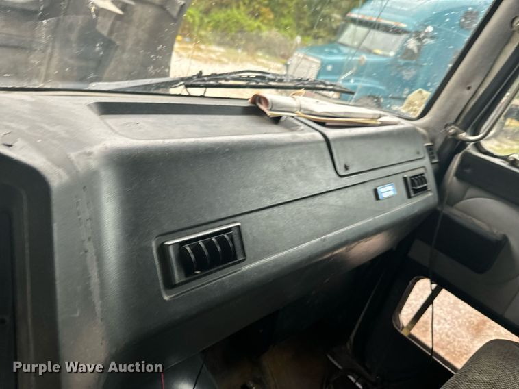 image for item DX1352 1996 Volvo WIA semi truck