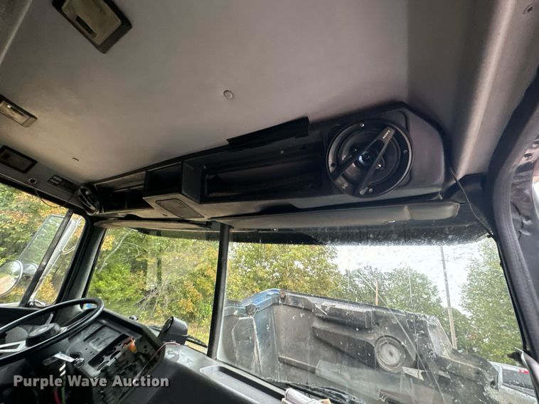 image for item DX1352 1996 Volvo WIA semi truck