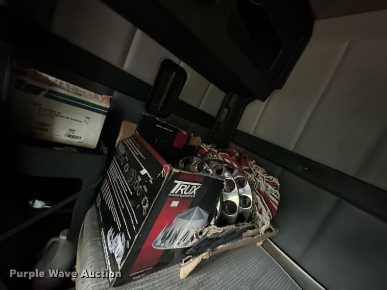 image for item DX1352 1996 Volvo WIA semi truck