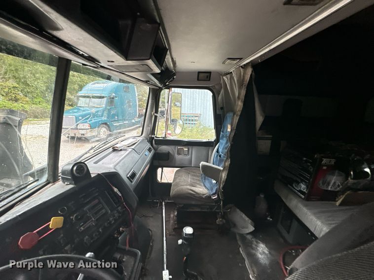 image for item DX1352 1996 Volvo WIA semi truck