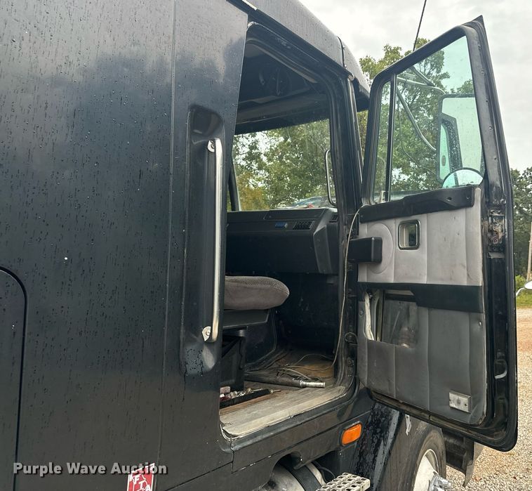 image for item DX1352 1996 Volvo WIA semi truck