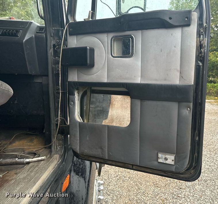 image for item DX1352 1996 Volvo WIA semi truck