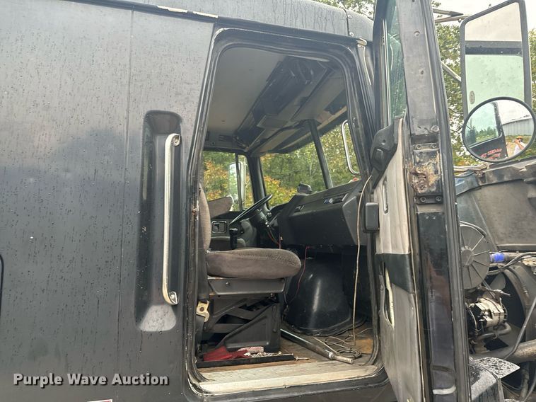 image for item DX1352 1996 Volvo WIA semi truck