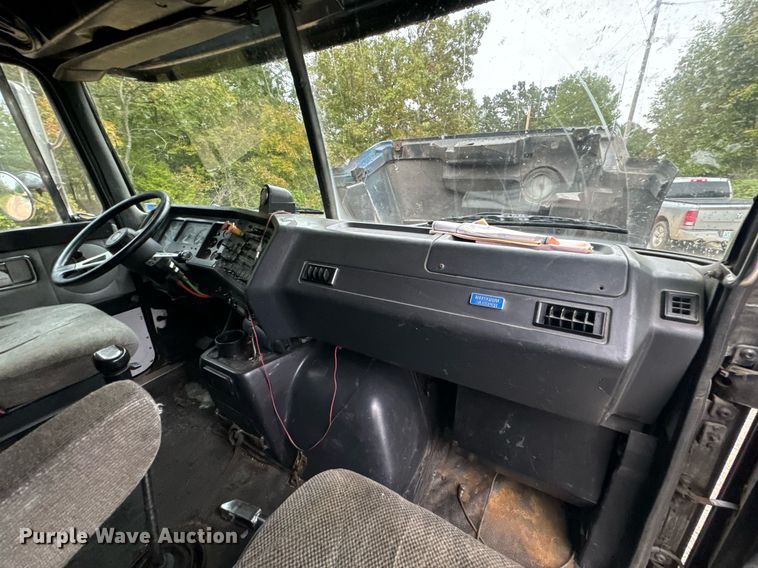 image for item DX1352 1996 Volvo WIA semi truck