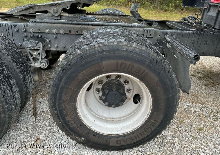 image for item DX1352 1996 Volvo WIA semi truck