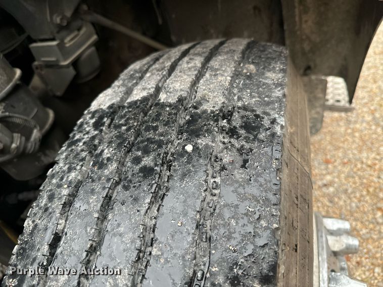 image for item DX1352 1996 Volvo WIA semi truck