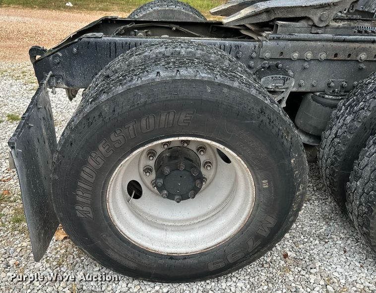 image for item DX1352 1996 Volvo WIA semi truck