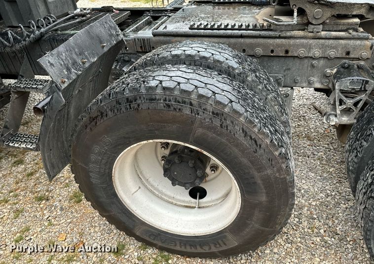 image for item DX1352 1996 Volvo WIA semi truck