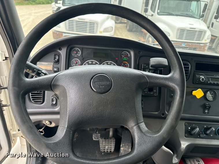 image for item EE7481 2017 Freightliner Business Class M2 box truck