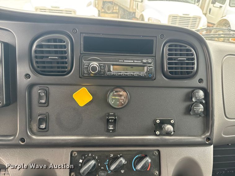 image for item EE7481 2017 Freightliner Business Class M2 box truck