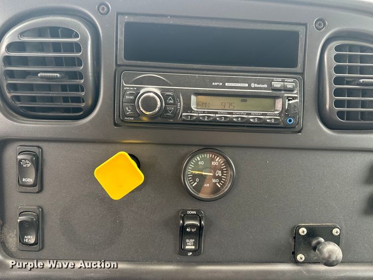 image for item EE7481 2017 Freightliner Business Class M2 box truck