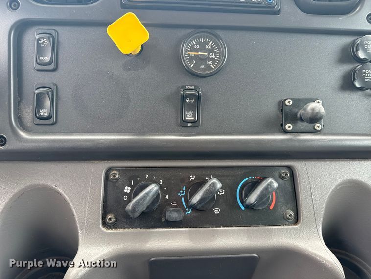 image for item EE7481 2017 Freightliner Business Class M2 box truck