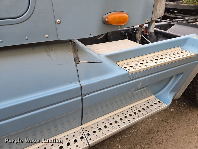 image for item EE8527 2003 Freightliner CST120 semi truck