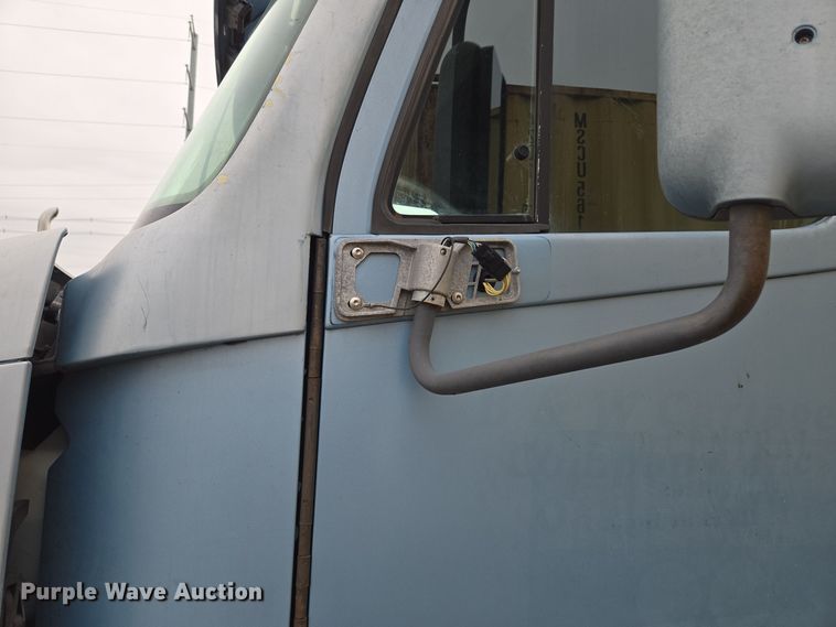 image for item EE8527 2003 Freightliner CST120 semi truck