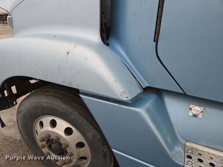 image for item EE8527 2003 Freightliner CST120 semi truck