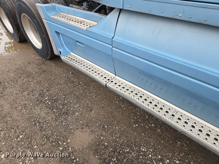 image for item EE8527 2003 Freightliner CST120 semi truck