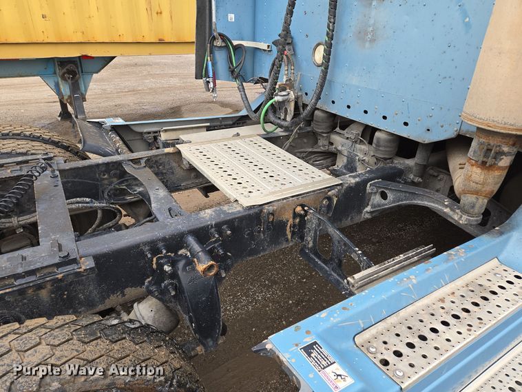 image for item EE8527 2003 Freightliner CST120 semi truck