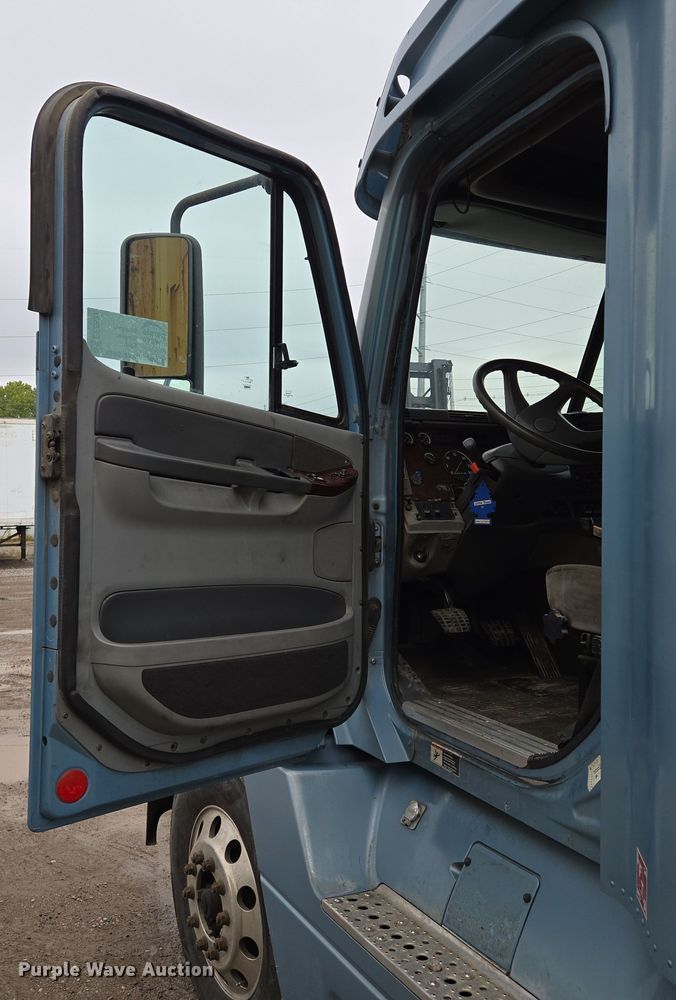 image for item EE8527 2003 Freightliner CST120 semi truck