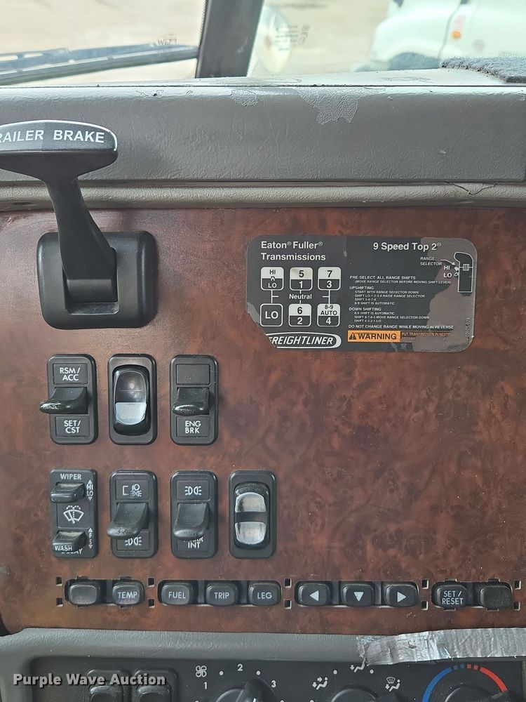 image for item EE8527 2003 Freightliner CST120 semi truck