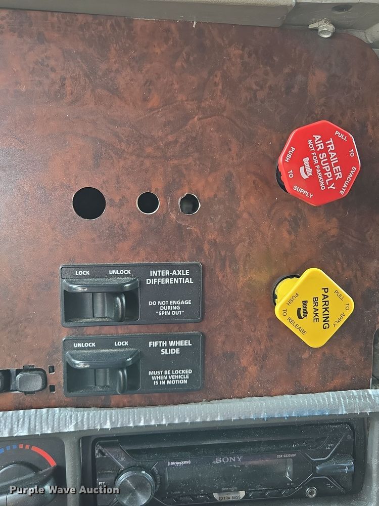 image for item EE8527 2003 Freightliner CST120 semi truck