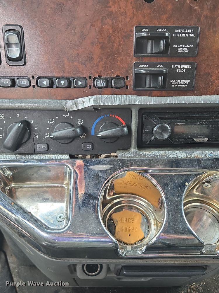 image for item EE8527 2003 Freightliner CST120 semi truck