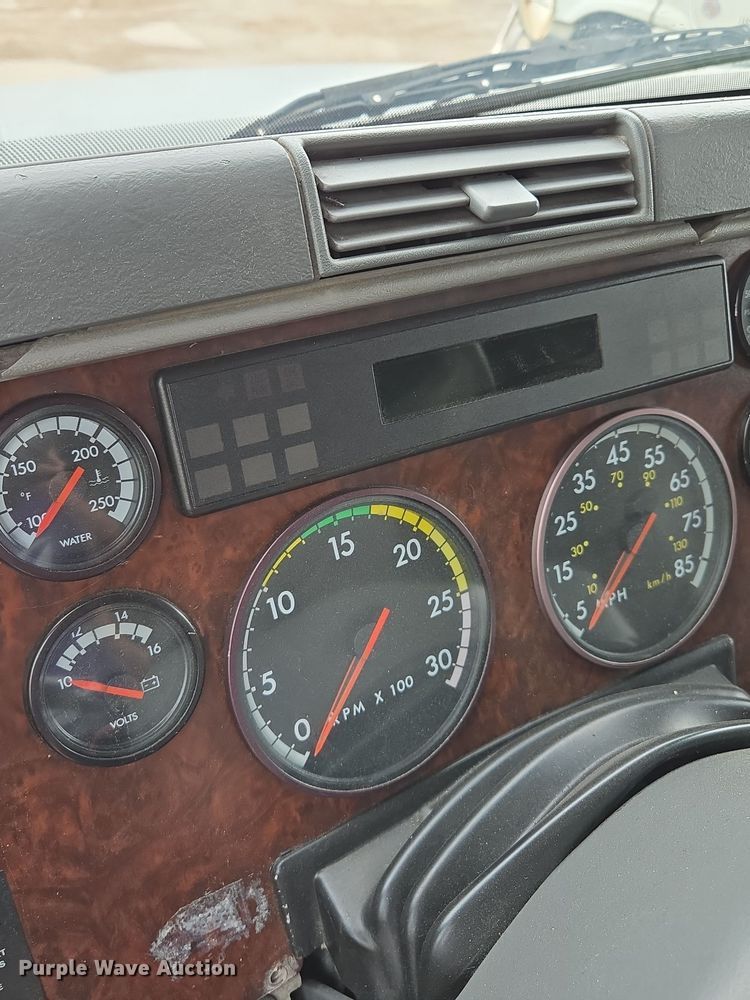 image for item EE8527 2003 Freightliner CST120 semi truck