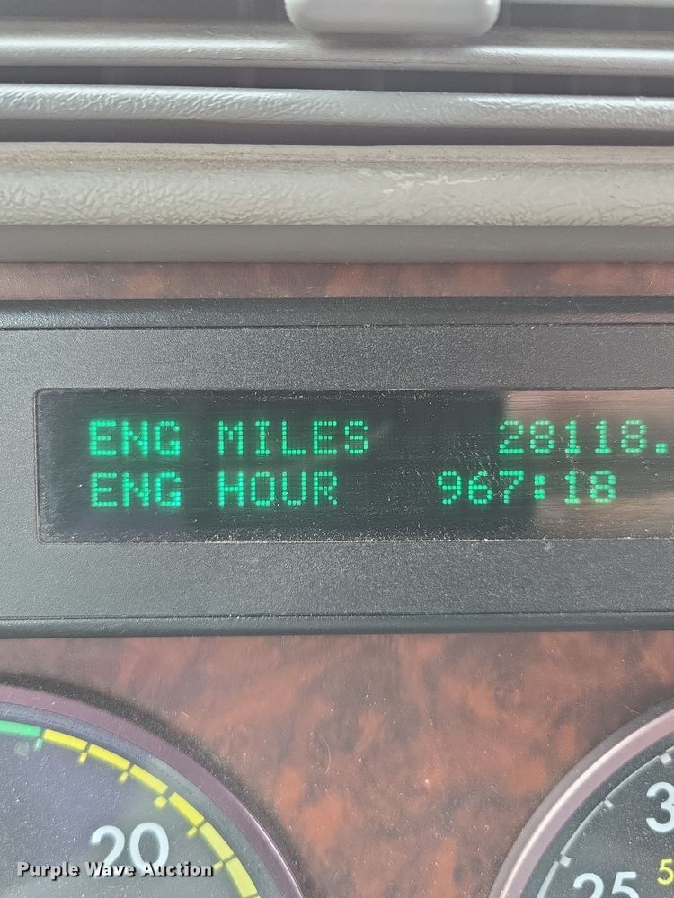 image for item EE8527 2003 Freightliner CST120 semi truck