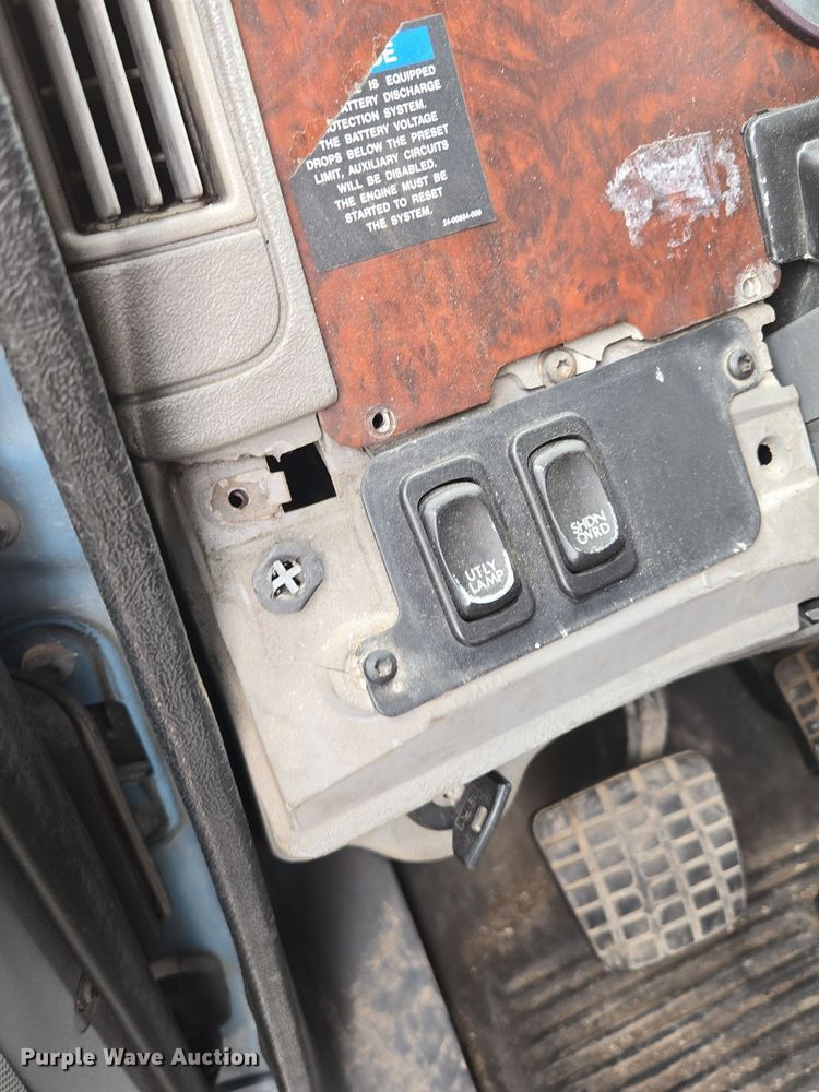 image for item EE8527 2003 Freightliner CST120 semi truck