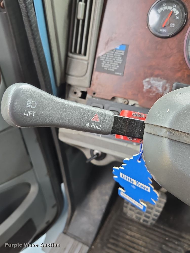 image for item EE8527 2003 Freightliner CST120 semi truck