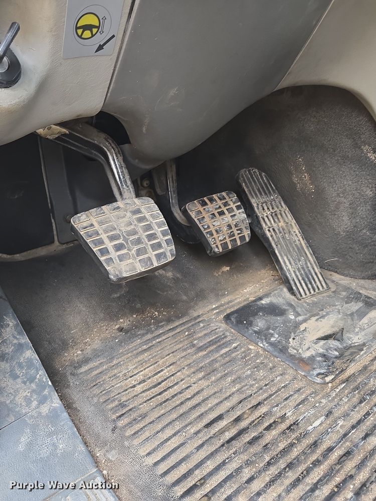 image for item EE8527 2003 Freightliner CST120 semi truck