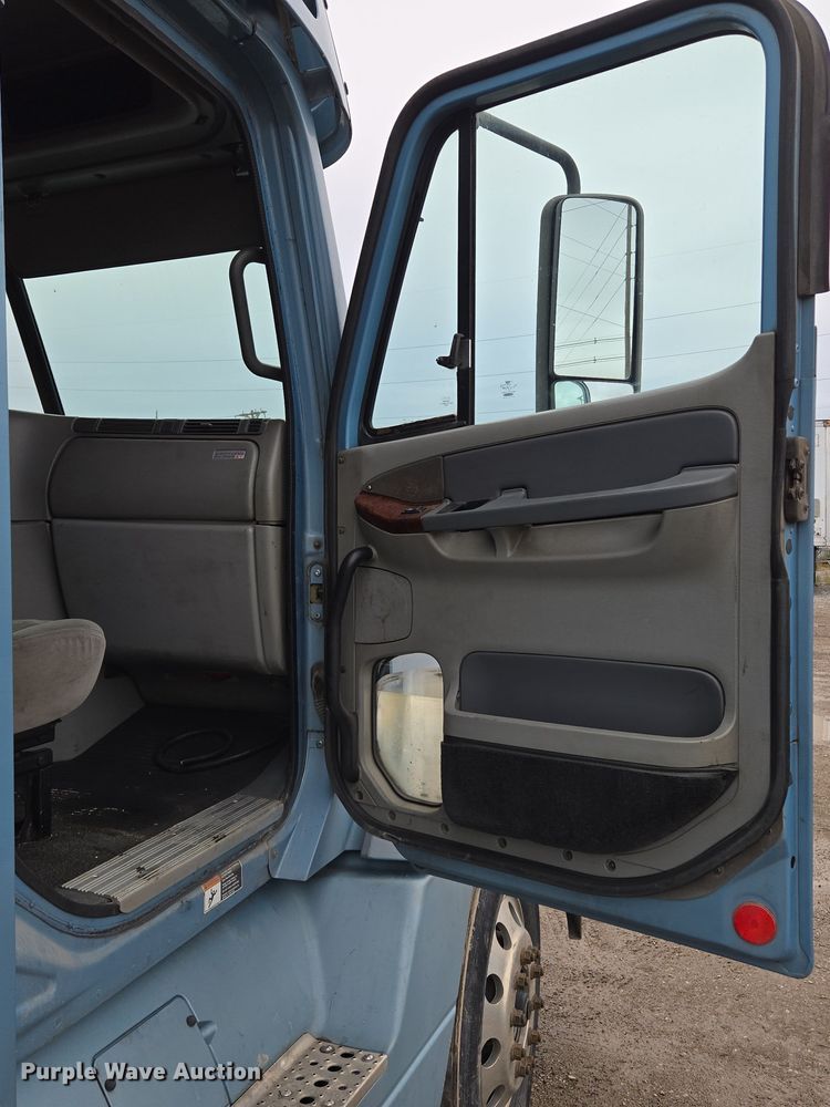 image for item EE8527 2003 Freightliner CST120 semi truck