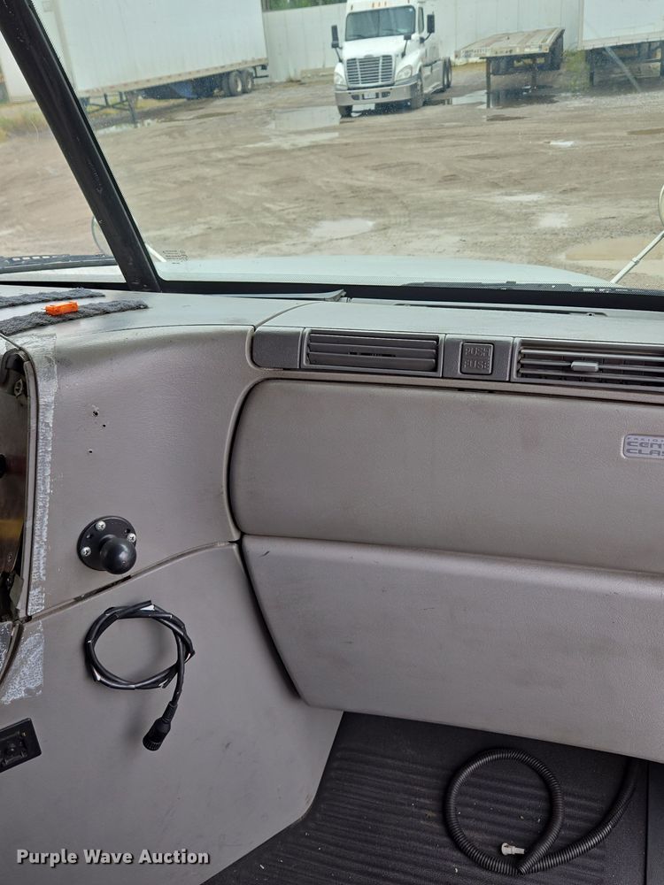 image for item EE8527 2003 Freightliner CST120 semi truck