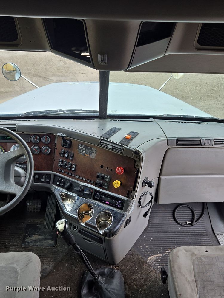 image for item EE8527 2003 Freightliner CST120 semi truck