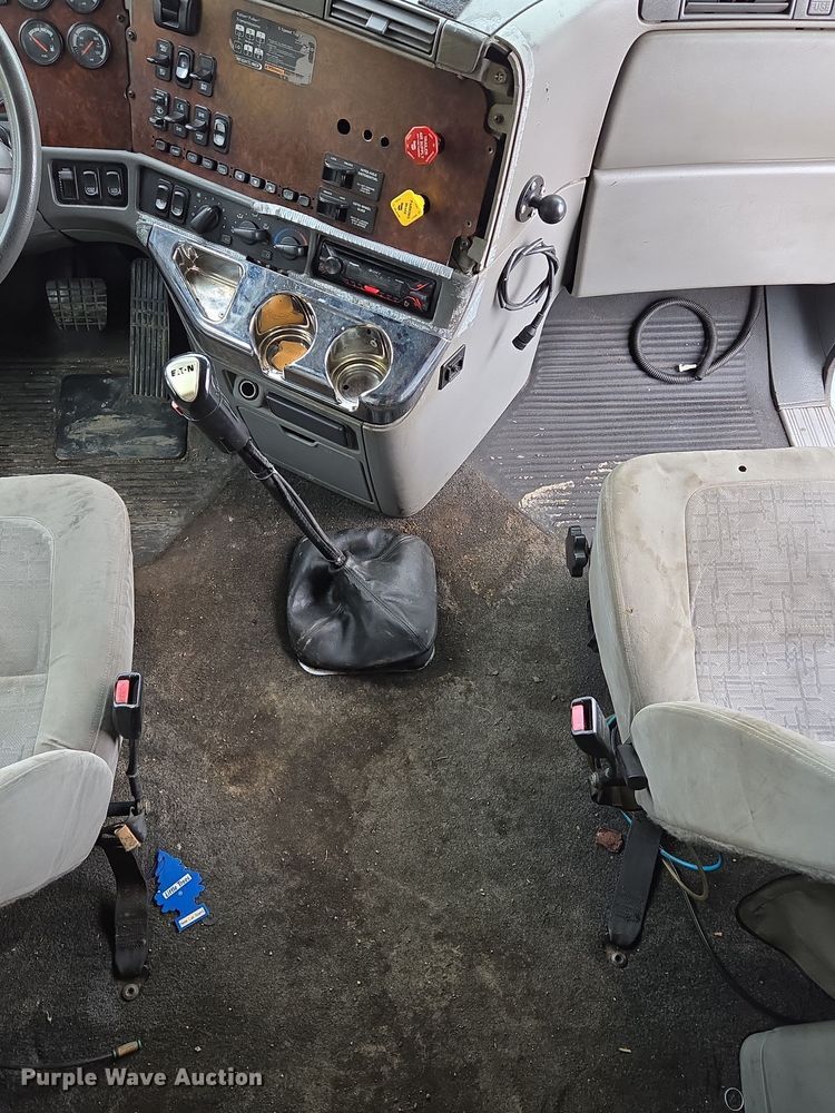 image for item EE8527 2003 Freightliner CST120 semi truck