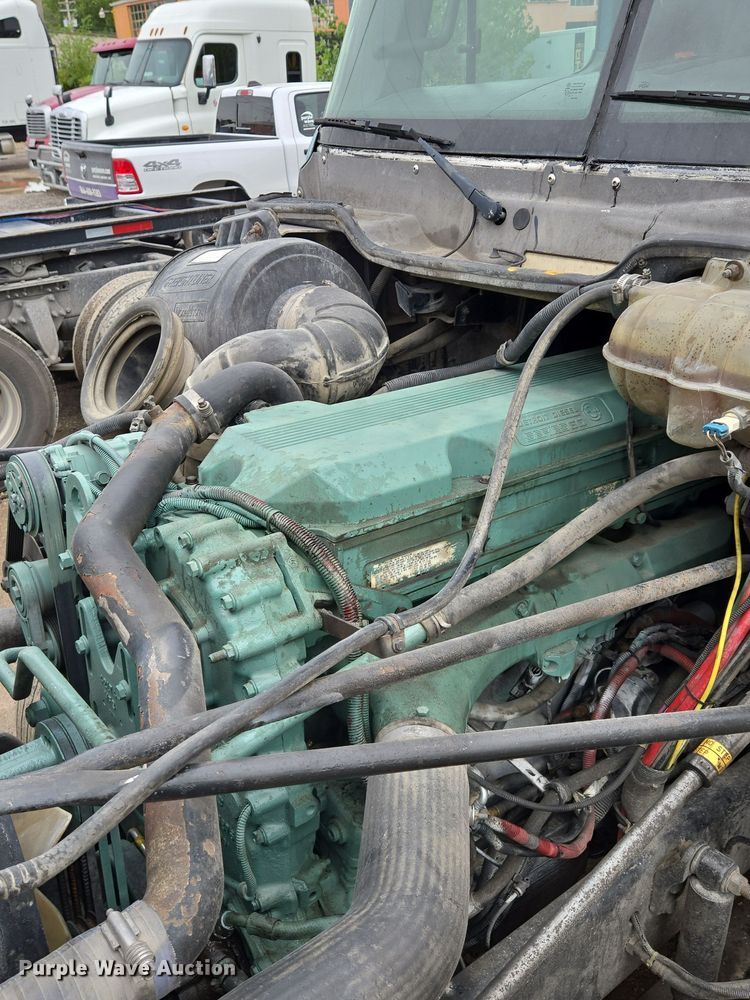 image for item EE8527 2003 Freightliner CST120 semi truck