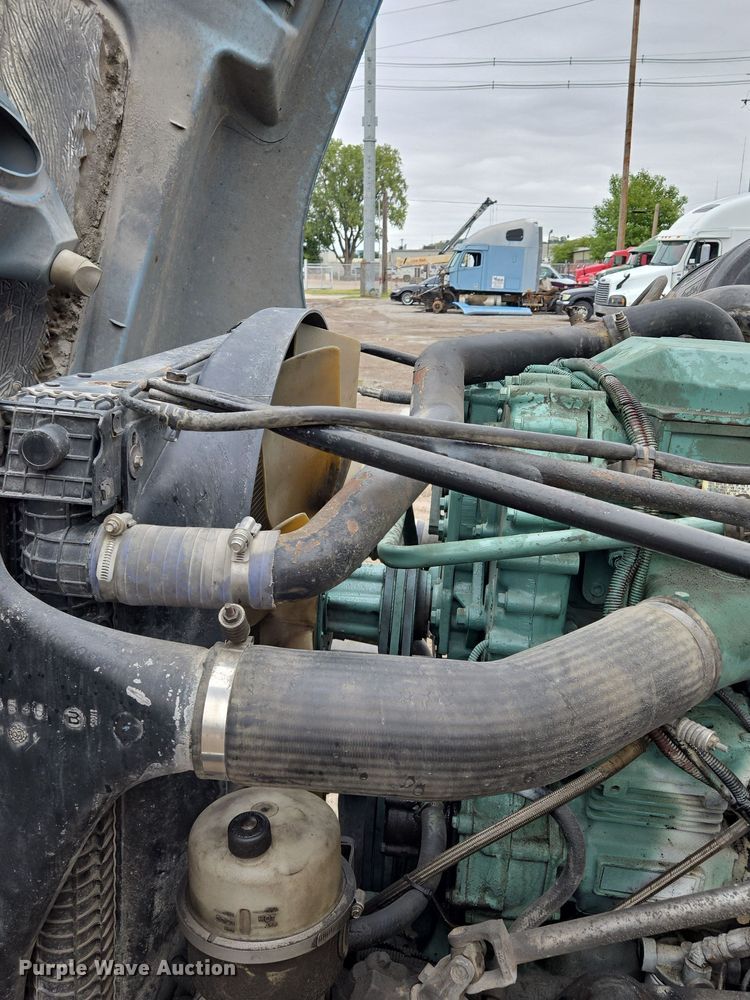 image for item EE8527 2003 Freightliner CST120 semi truck