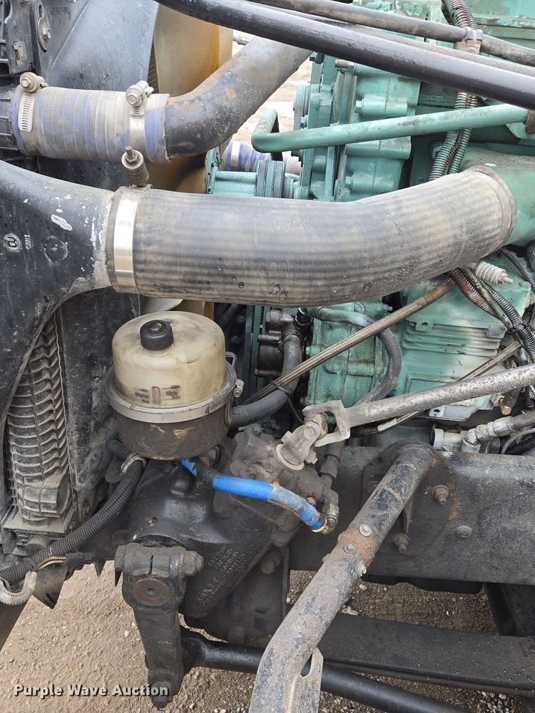 image for item EE8527 2003 Freightliner CST120 semi truck