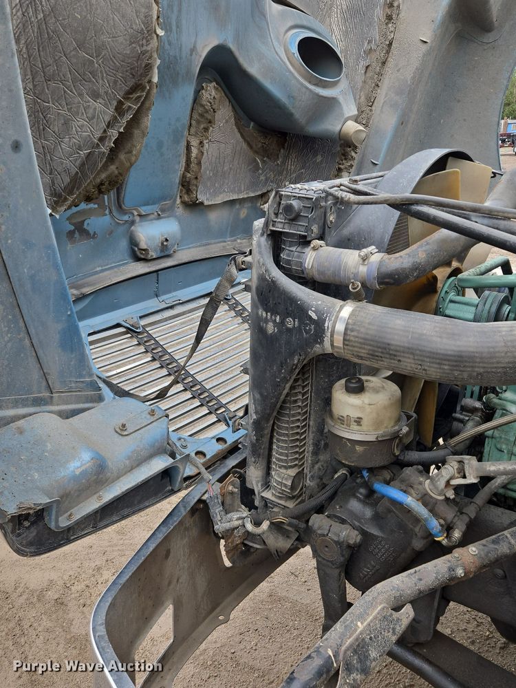 image for item EE8527 2003 Freightliner CST120 semi truck