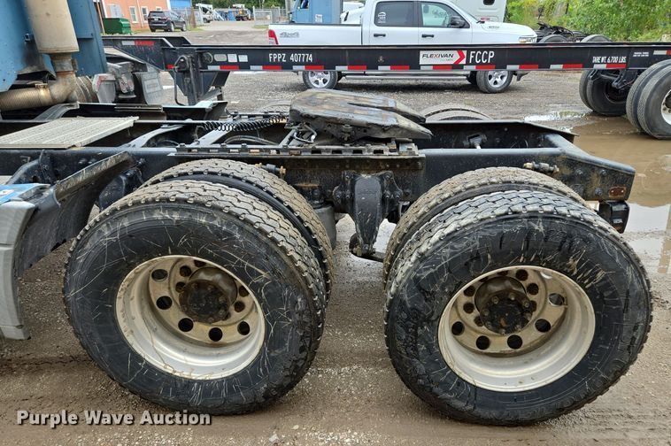 image for item EE8527 2003 Freightliner CST120 semi truck