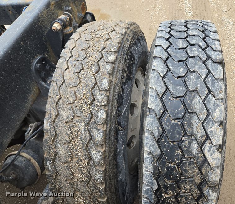 image for item EE8527 2003 Freightliner CST120 semi truck