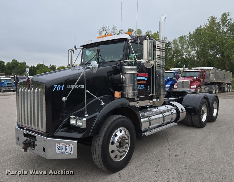 image for item EE8529 2013 Kenworth  T800 semi truck
