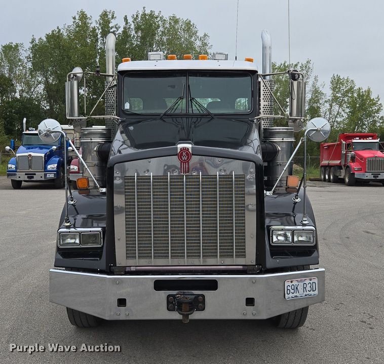 image for item EE8529 2013 Kenworth  T800 semi truck