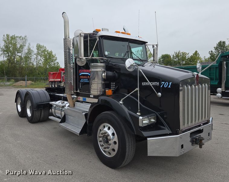 image for item EE8529 2013 Kenworth  T800 semi truck